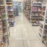 商品が並ぶンビニ店内