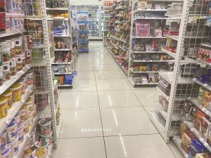 商品が並ぶンビニ店内