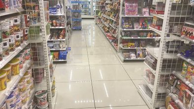 商品が並ぶンビニ店内