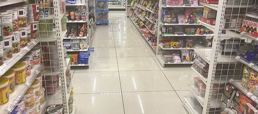 商品が並ぶンビニ店内