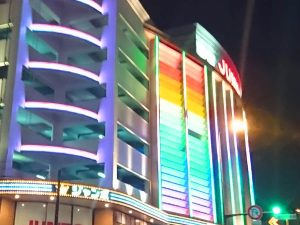 パチンコ店のネオン