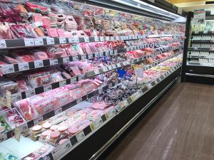 商品がキレイに並べられた陳列棚