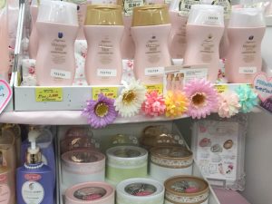 ドラッグストアに並ぶ日用品